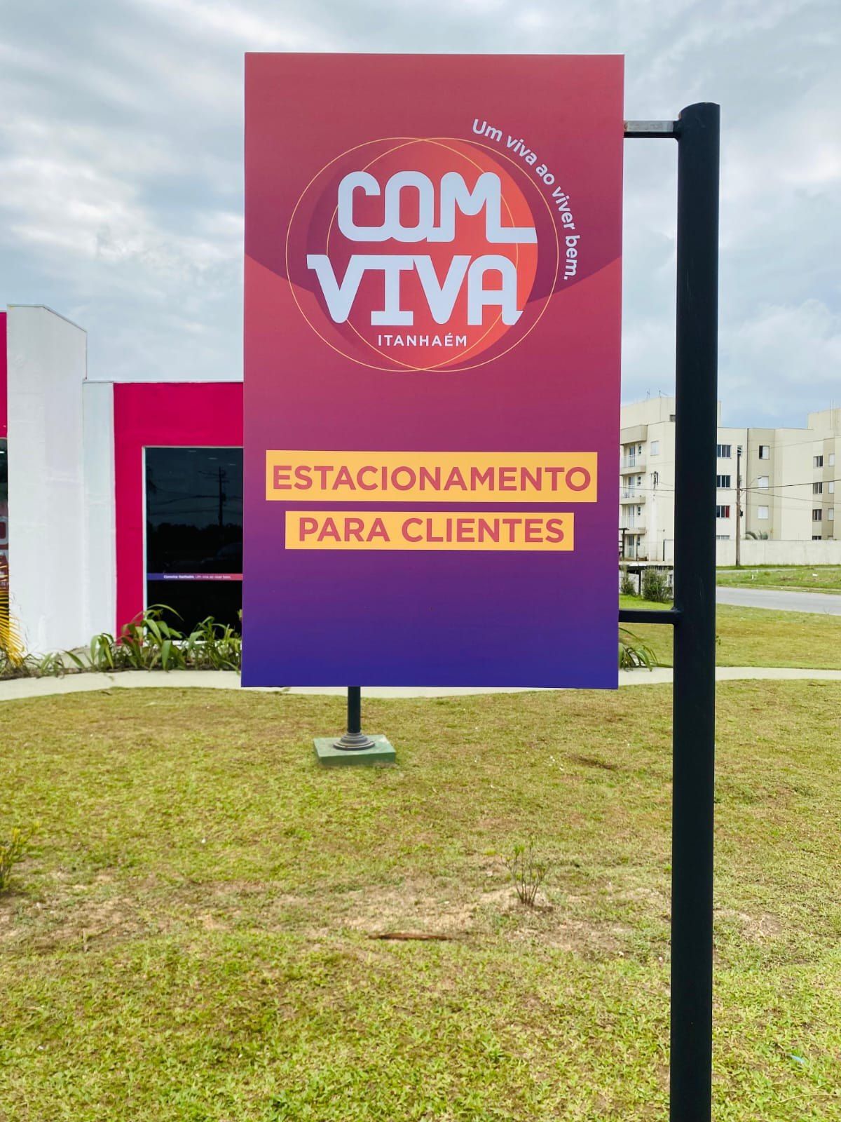 Placa bandeira Com Viva indicando estacionamento para clientes