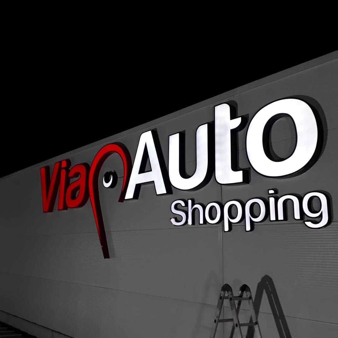 Letras caixa Via Auto Shopping iluminadas à noite
